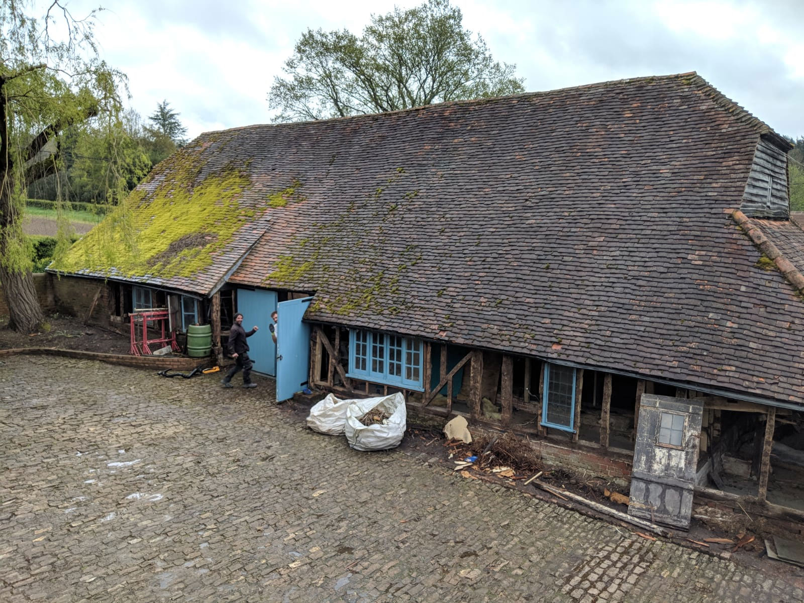 barn exterior before renovation - Castle Eaton Construction