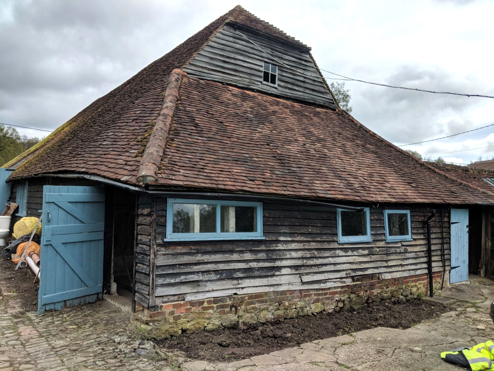 barn exterior before renovation - Castle Eaton Construction