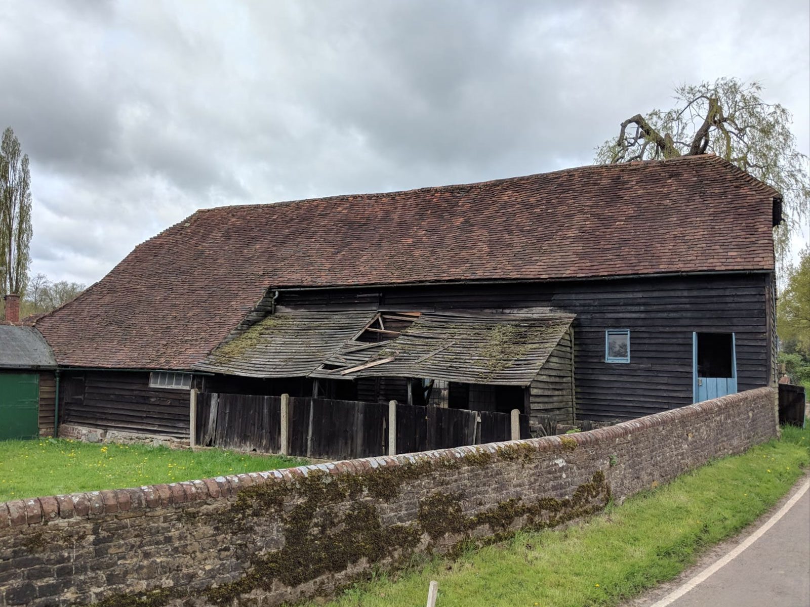 barn exterior before renovation - Castle Eaton Construction